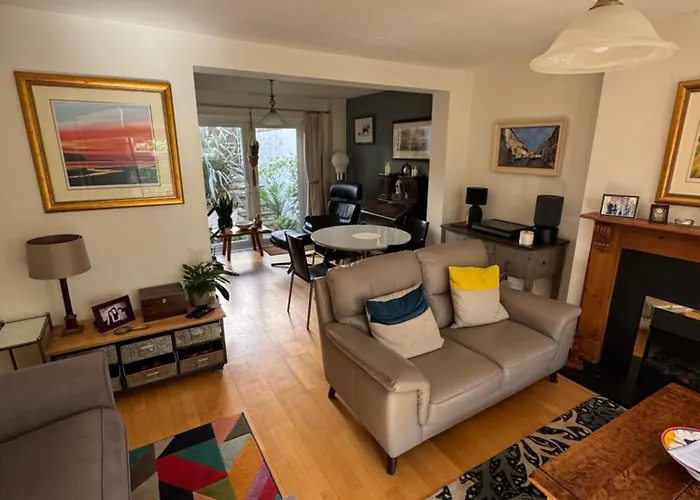 Lovely House In Clifton منزل للإقامة *